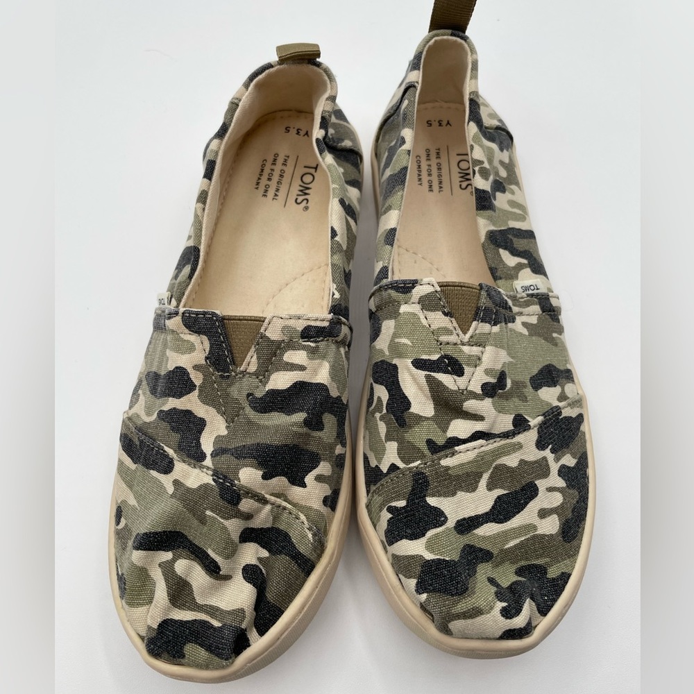 Tom’s 3.5 youth size, camo, like new, slip on shoes